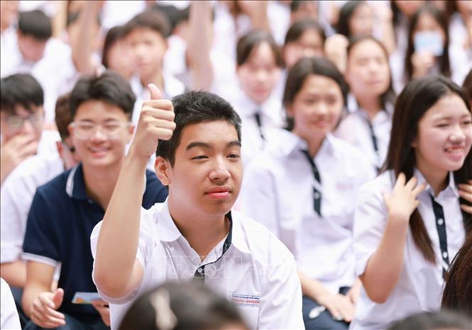 Học sinh khối 10 phấn khởi, tự tin chia sẻ niềm vui, cảm xúc trong ngày đầu tiên được gắn bó với ngôi trường mà em theo học 3 năm THPT. Ảnh: Thanh Tùng - TTXVN 